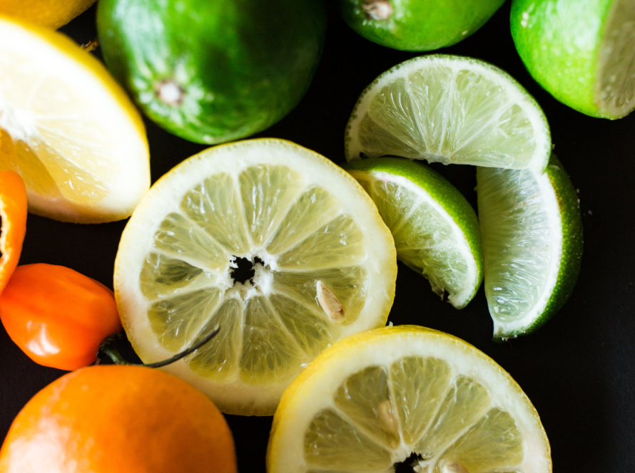 In the image we can see a variety of sizes and colors of citrus fruits.