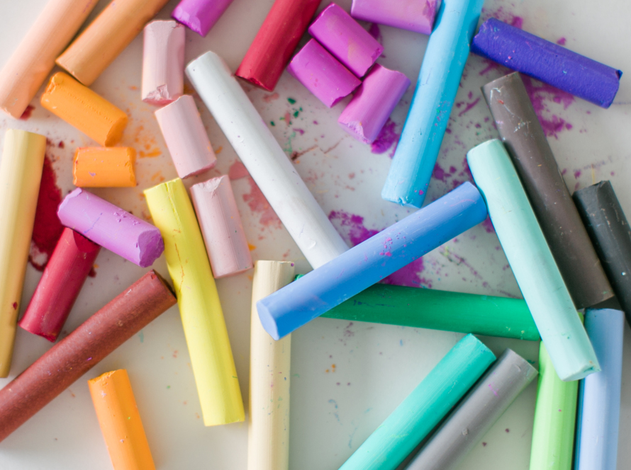 In the image we can see on a white background a large amount of chalks of various very bright colors.